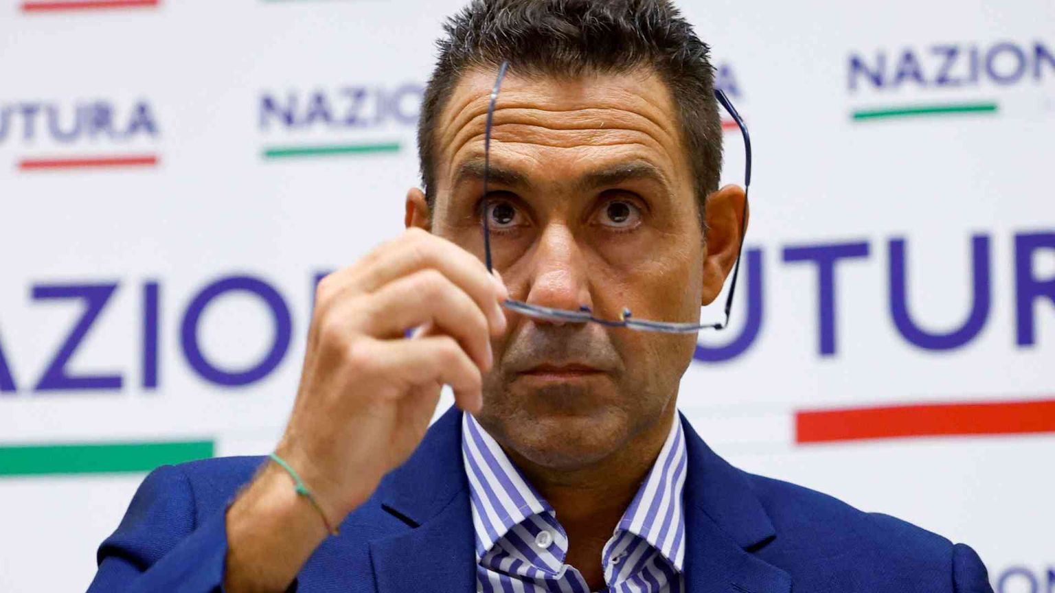 Dopo la nomina arriva l'inchiesta dell'esercito. Lui si mette in licenza