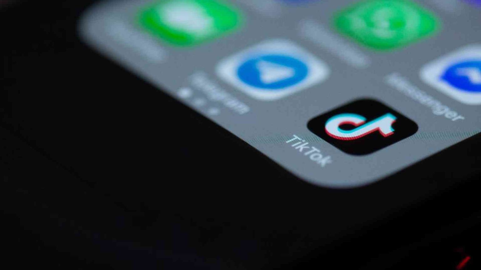 Educare nel digitale come nel mondo reale? Un abbaglio logico e pericoloso