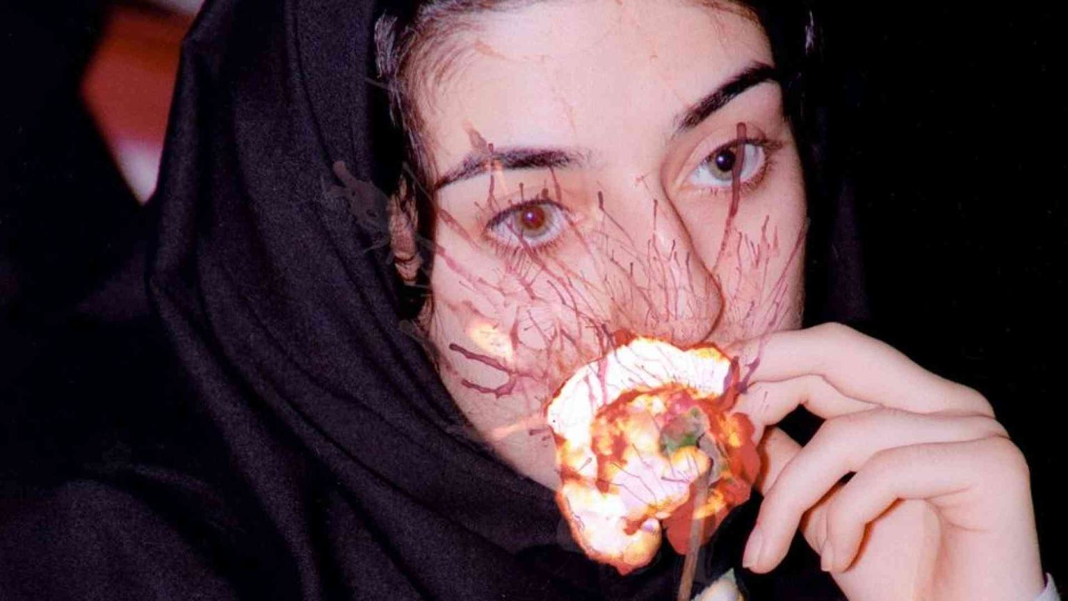 La rosa che profuma di libertà: l’Iran di Newsha Tavakolian