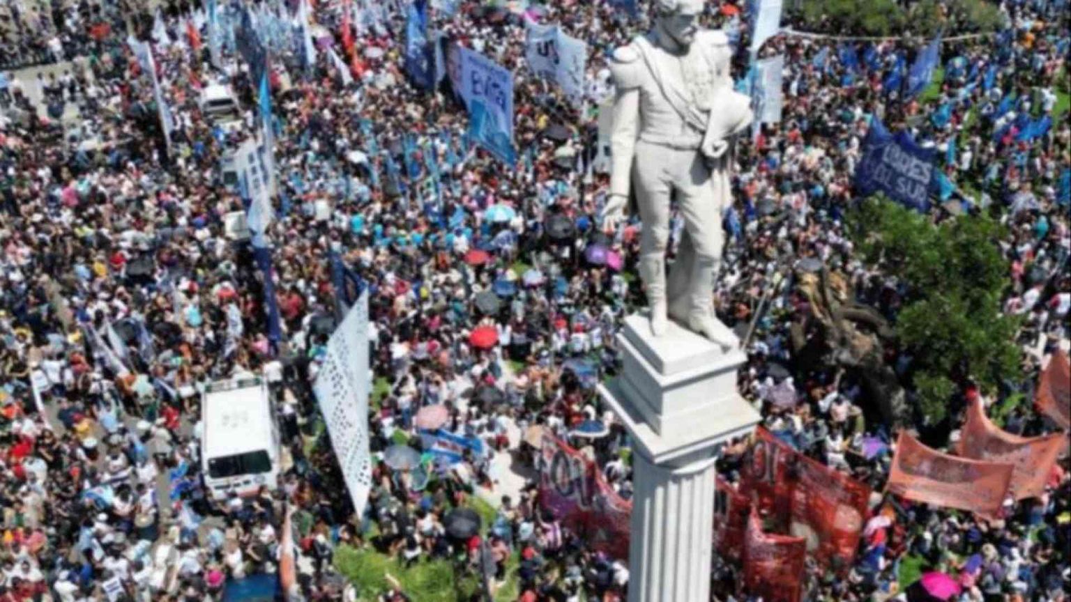 Privatizzazioni, rincari e licenziamenti. Così Milei svende l'Argentina