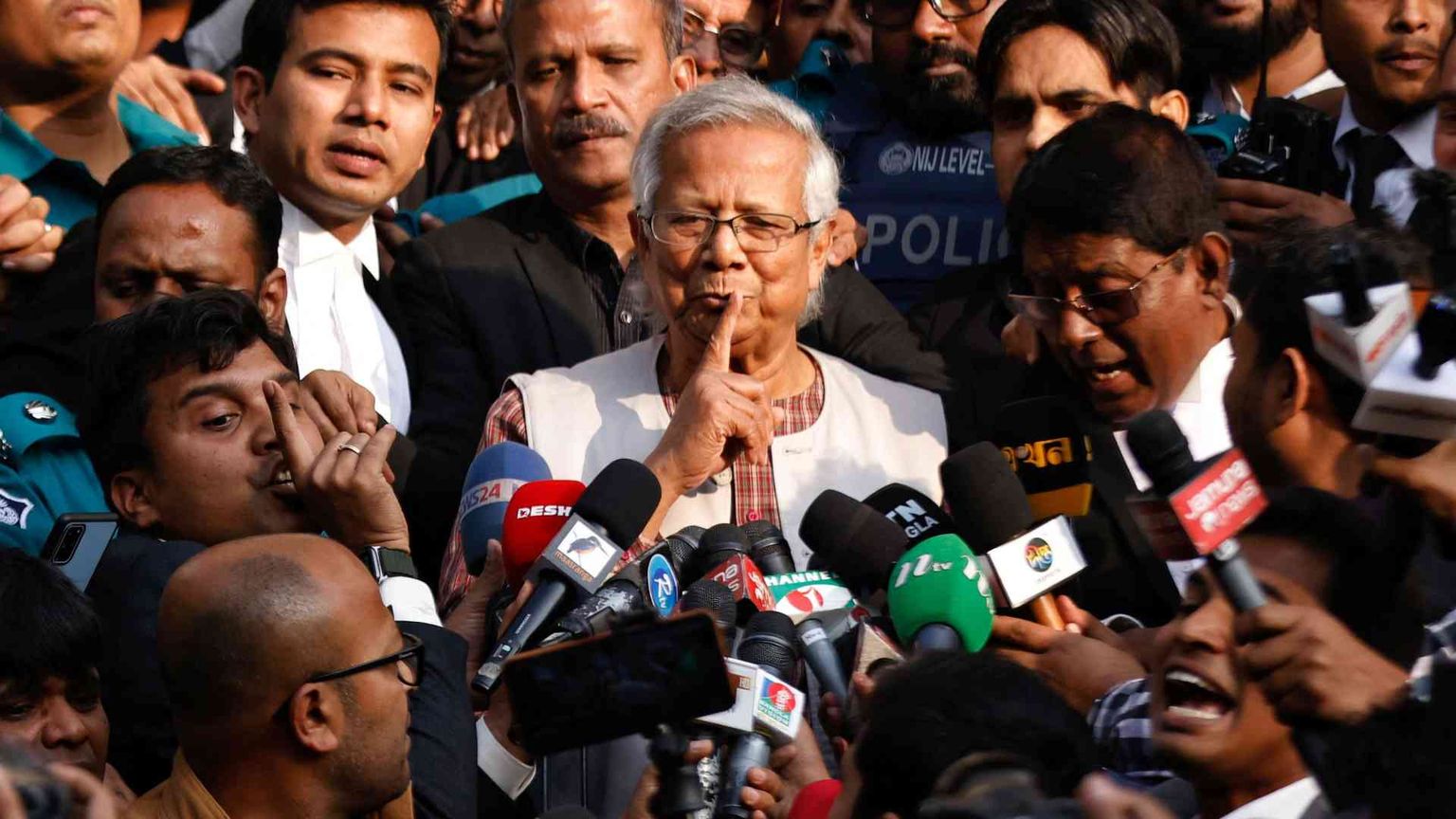 "Ha violato le leggi sul lavoro". Sei mesi di carcere per il Nobel Yunus