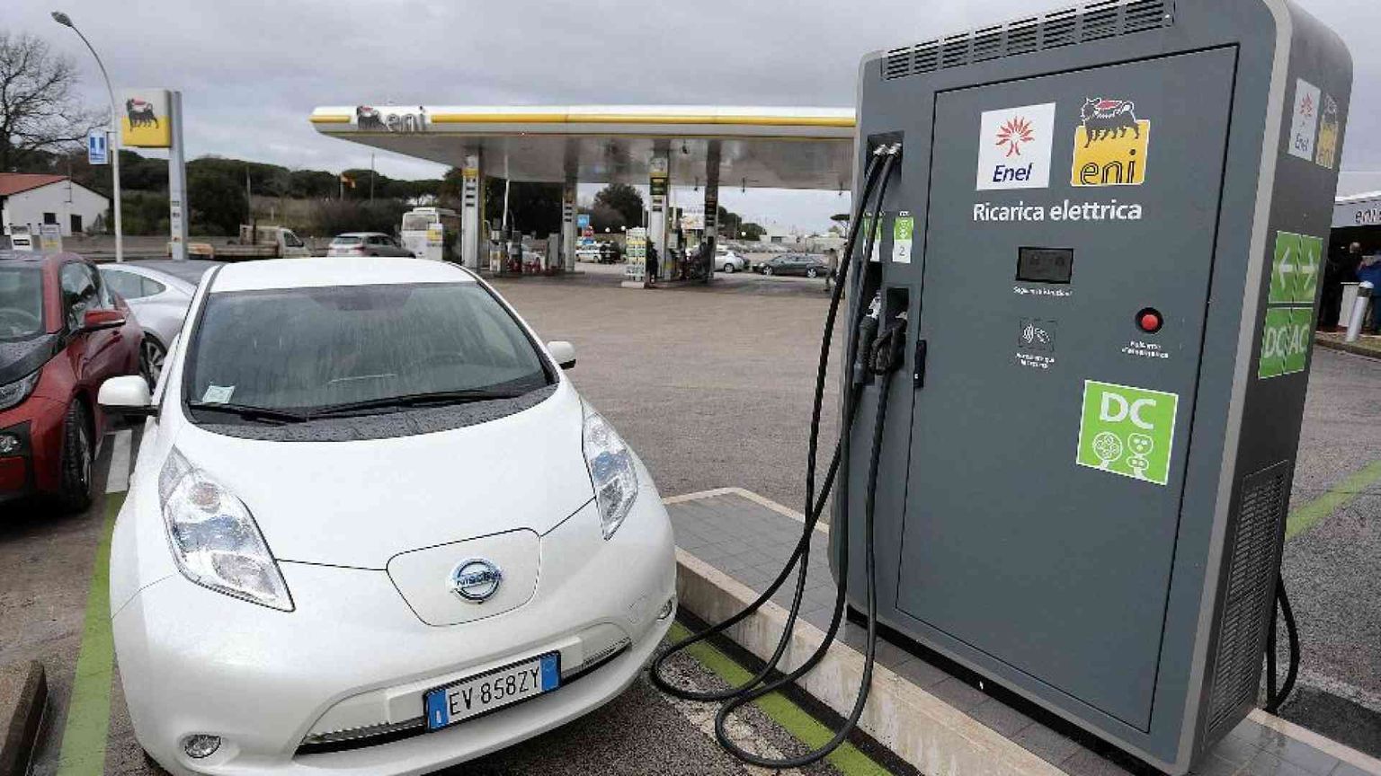 Auto elettriche, verso incentivi legati al reddito e al veicolo rottamato