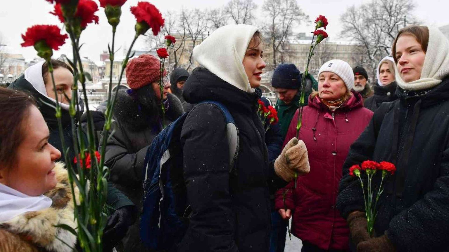 I fiori per i mariti al fronte, il coraggio delle donne russe al Cremlino