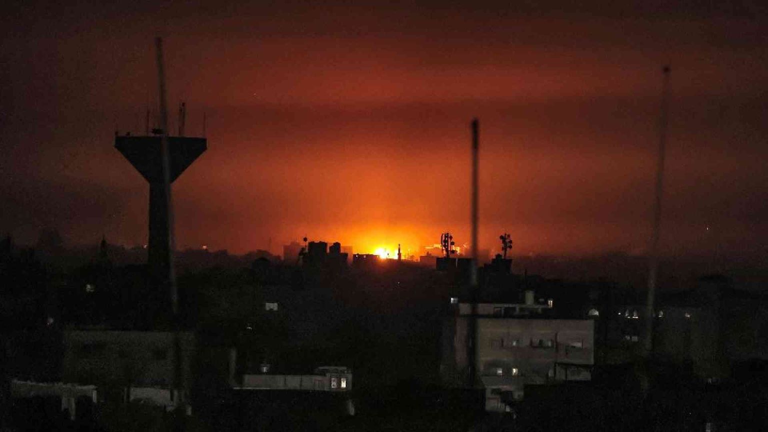 Notte di combattimenti a Gaza. Bimba uccisa a un posto di blocco