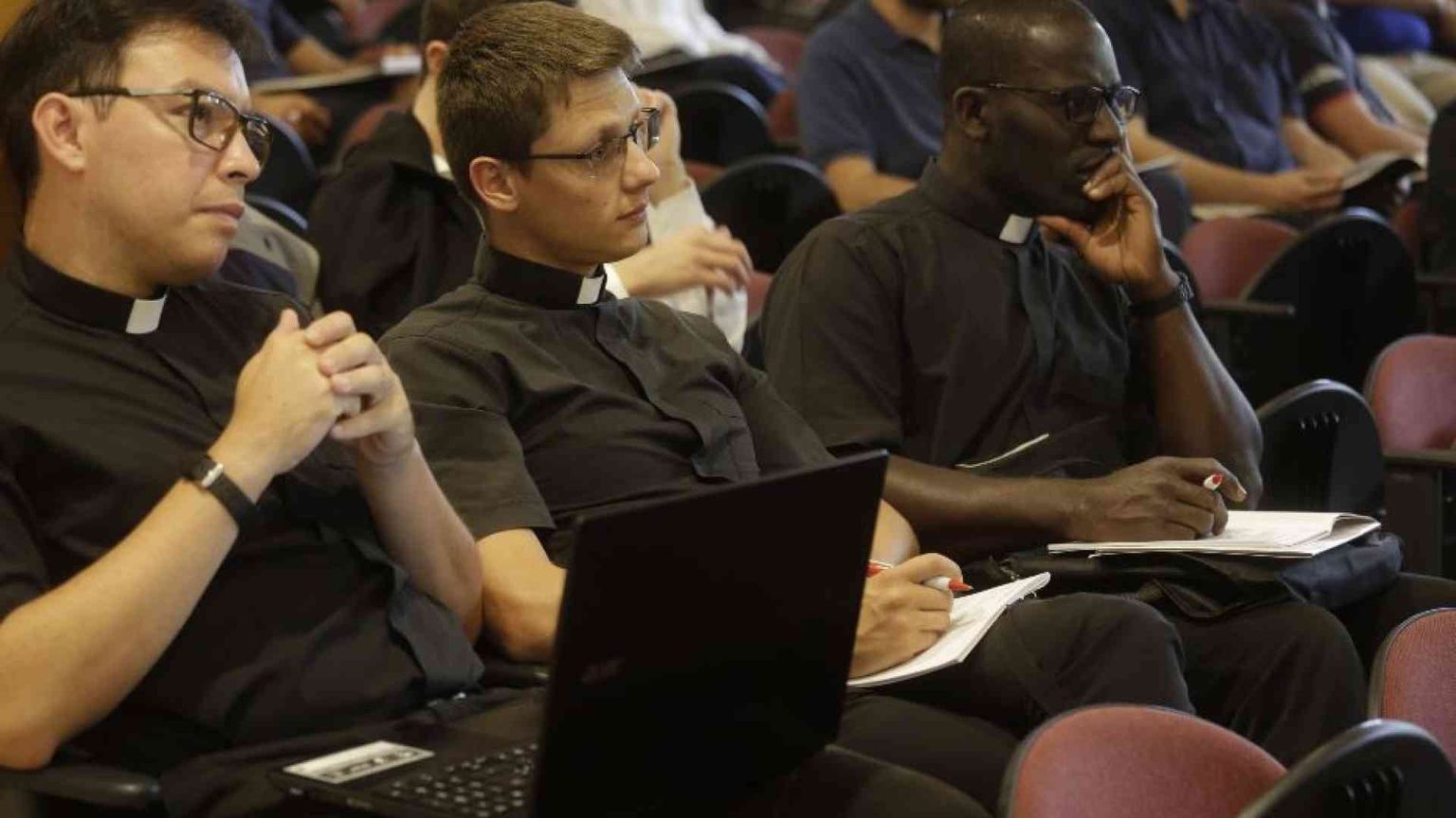 I "soldi" dei preti? Fanno bene a tutti