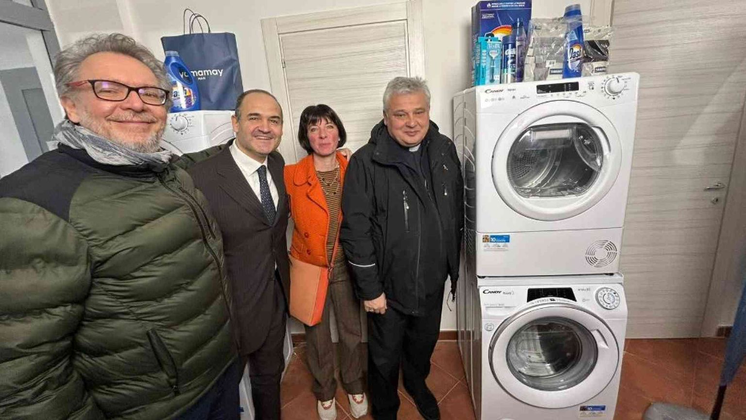 A Napoli la “lavanderia del Papa”. Krajewski: «Il volto della misericordia»