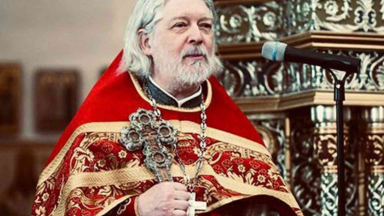 Chi è il sacerdote che sfida Putin. Già 8mila russi mobilitati per difenderlo