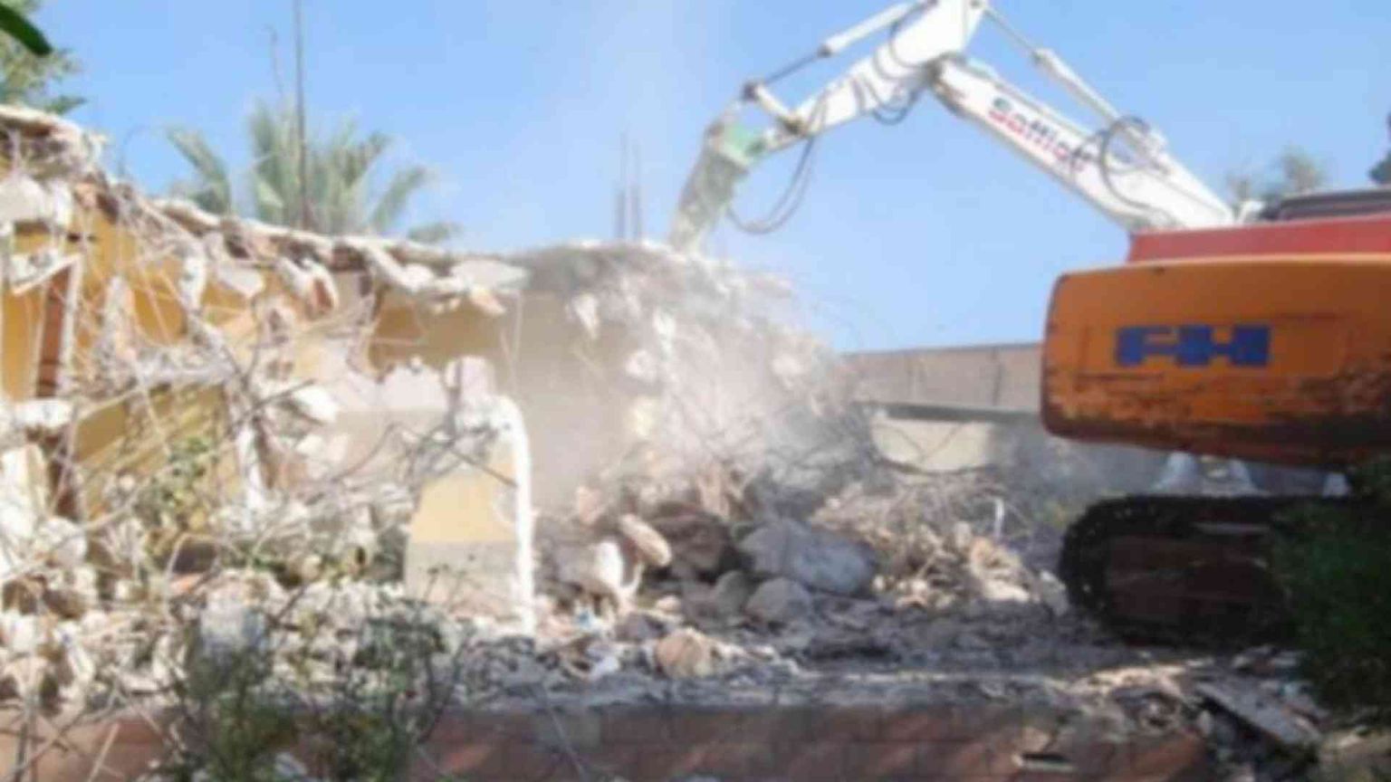 Case abusive, il sindaco chiama il governo