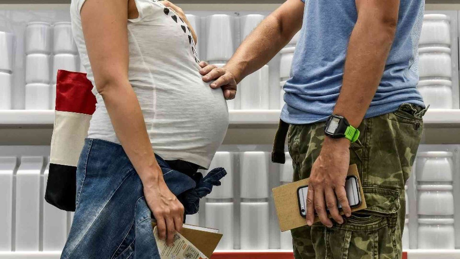 Tagliati i sostegni alle famiglie, crollano le nascite in Francia