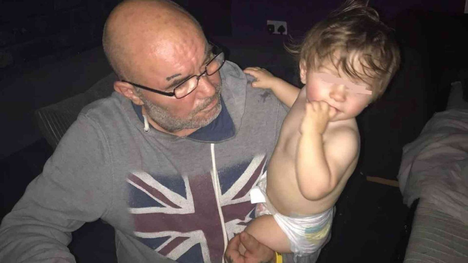 Bimbo di 2 anni muore di fame in casa vicino al corpo del padre: polemiche