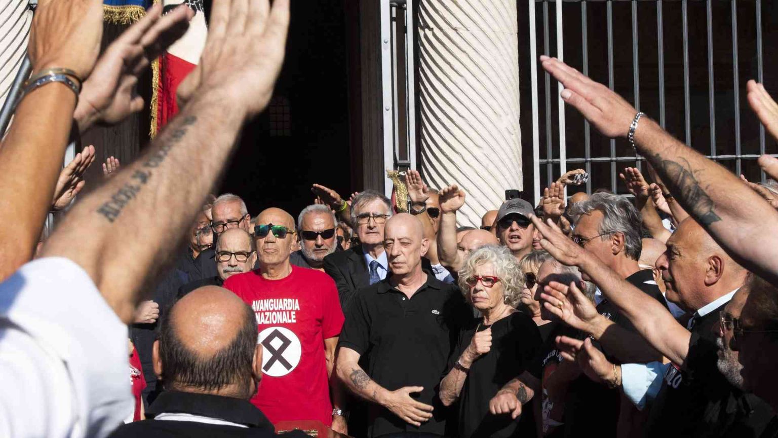 Saluto romano, è reato solo se si rivuole il fascismo