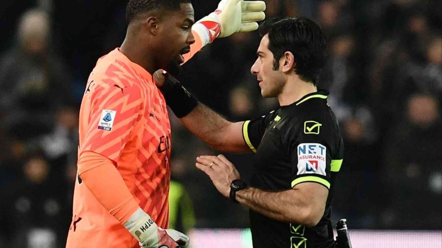 Cori razzisti in campo, ci risiamo: sospesa Udinese-Milan