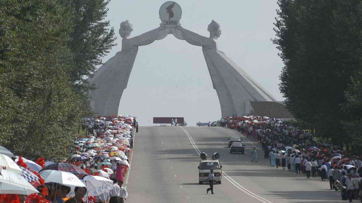 Nord Corea, Kim Jong Un demolisce l'Arco della Riconciliazione con Seul