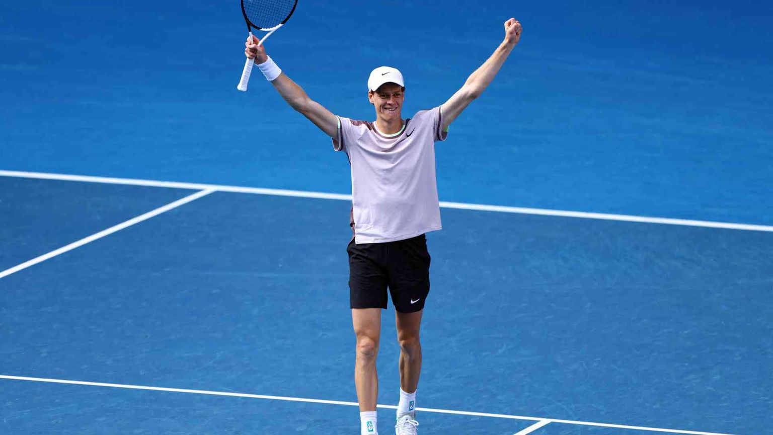 Sinner, storica vittoria su Djokovic. Prima finale di uno Slam