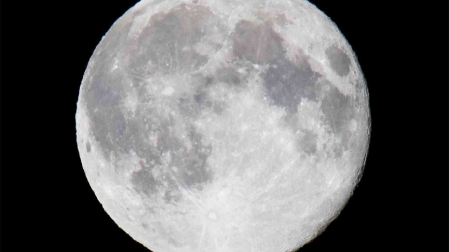 La Luna si sta restringendo