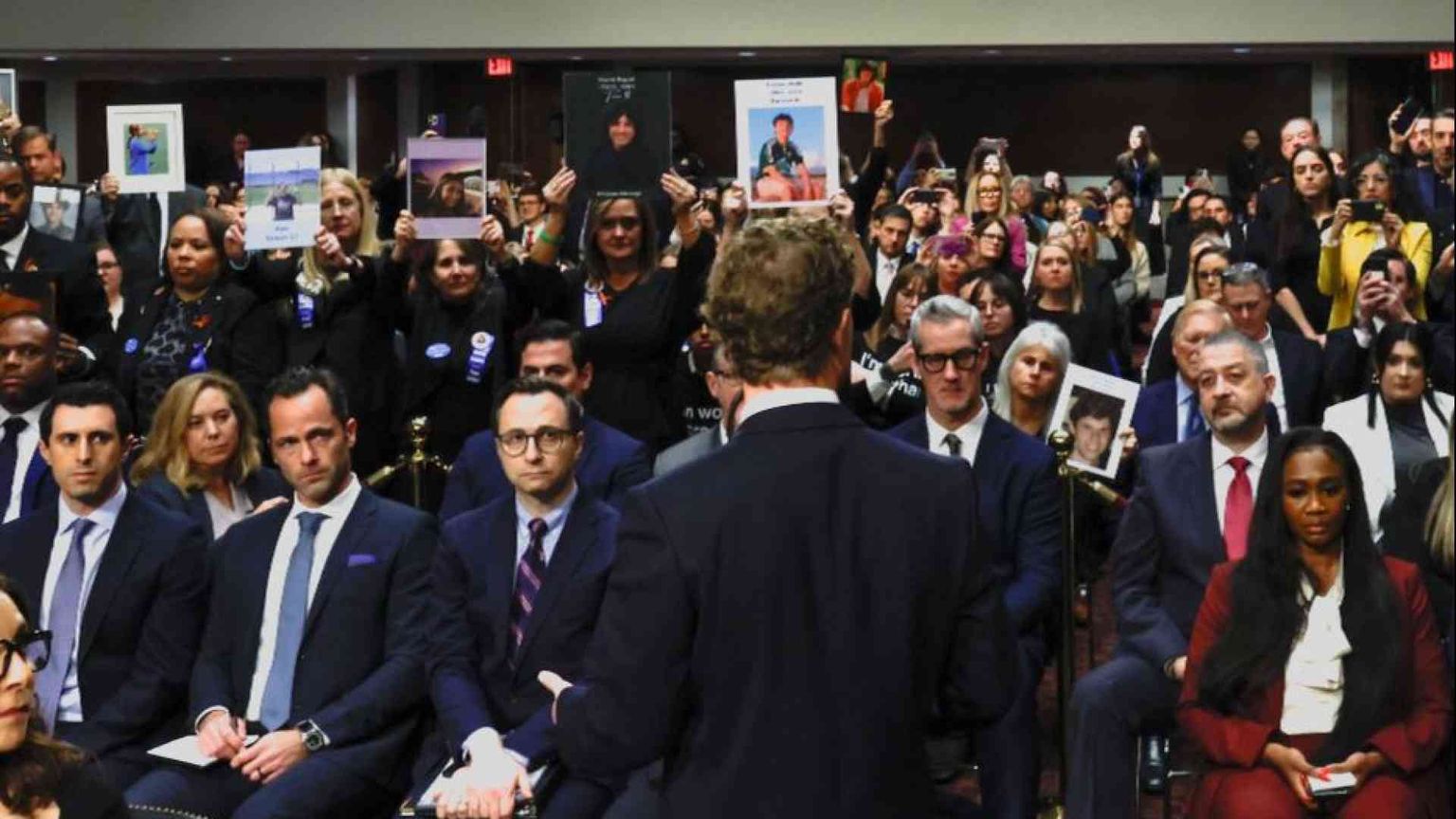 Zuckerberg al Senato Usa: chiedo scusa per i danni dei social sui bimbi
