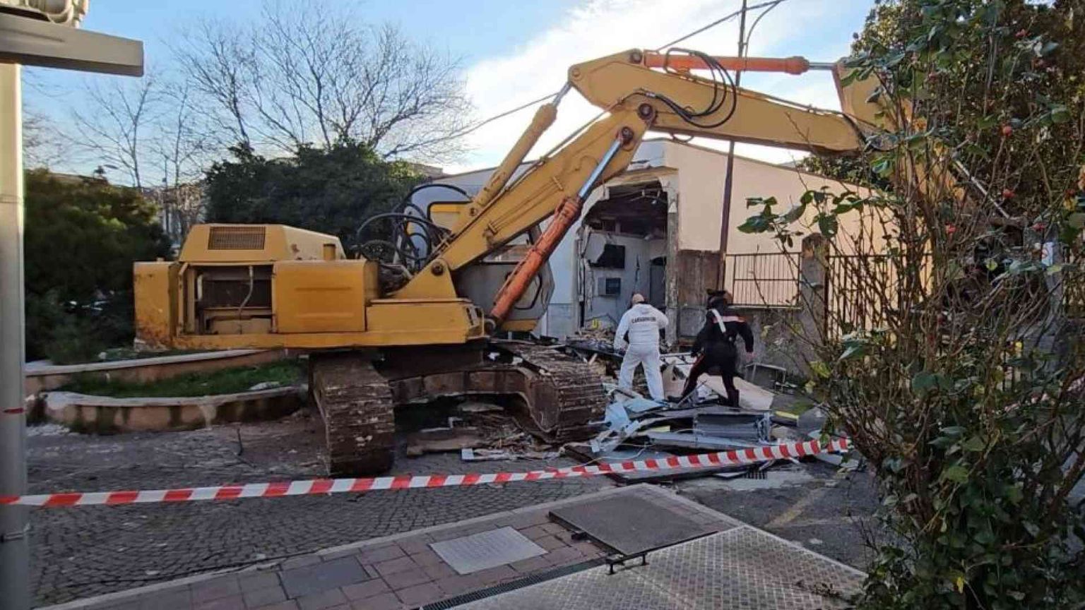 Assalto all'ufficio postale con una ruspa nel Foggiano