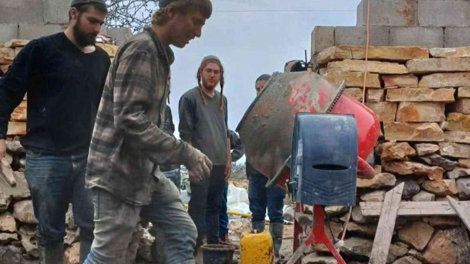 Cemento e mitra. Così nasce una colonia e muore il sogno dei 2 Stati