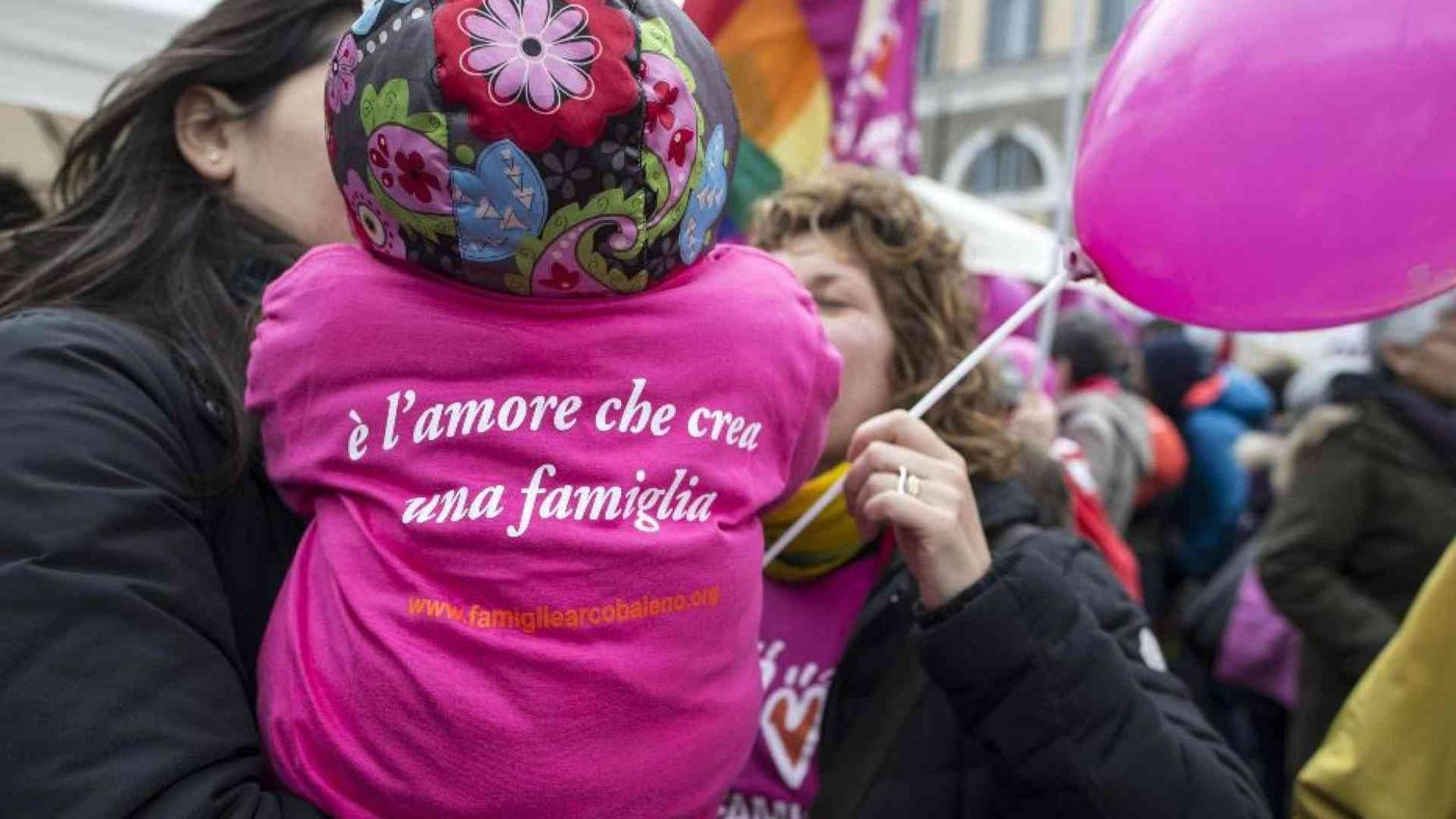 Bimbi con due “mamme”: «I genitori non possono essere dello stesso sesso»