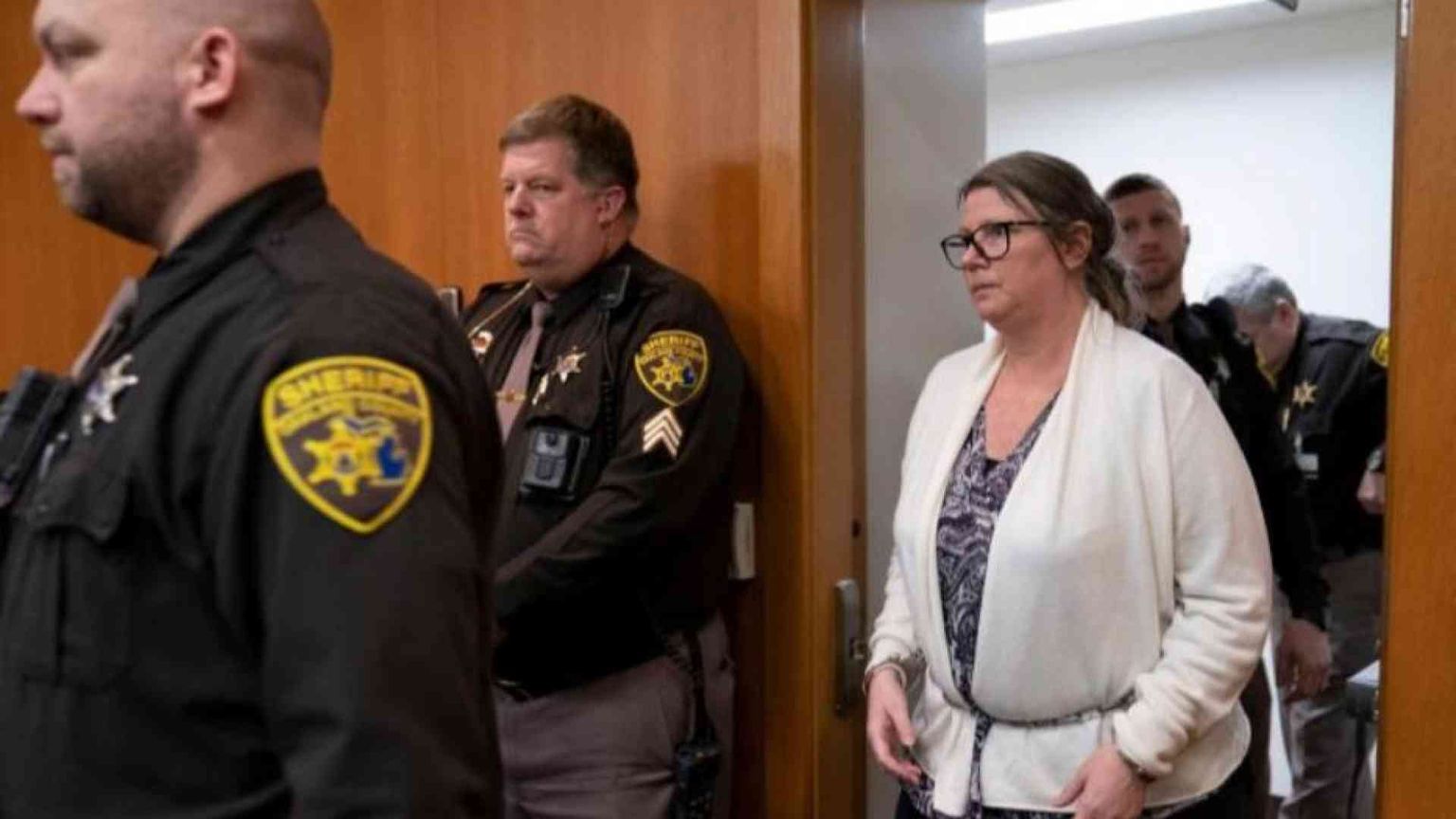 Sparò a scuola, per la prima volta colpevole anche la madre. Svolta sulle armi