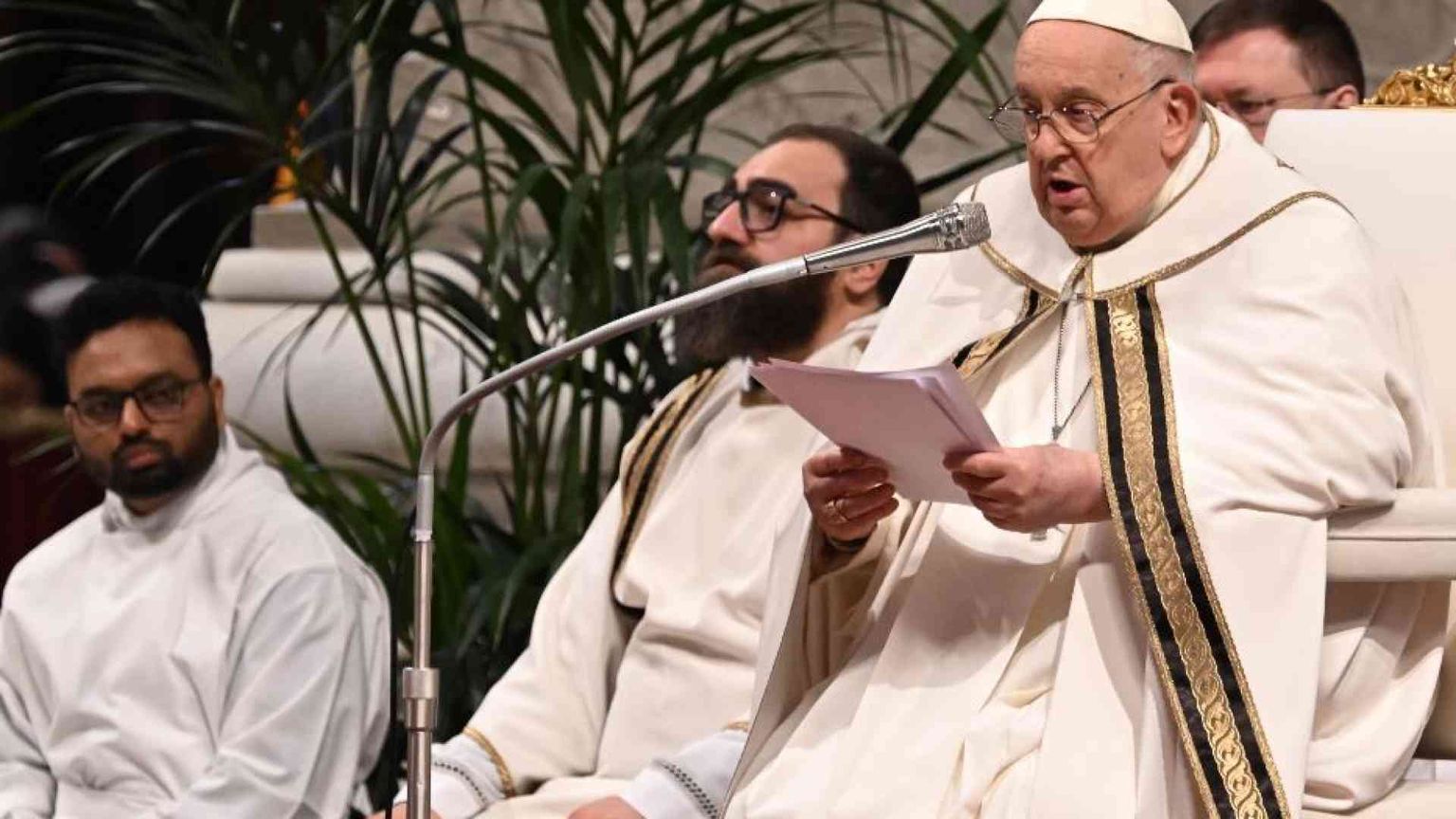 Il Papa: intollerabile la violazione dei diritti umani in zone di guerra
