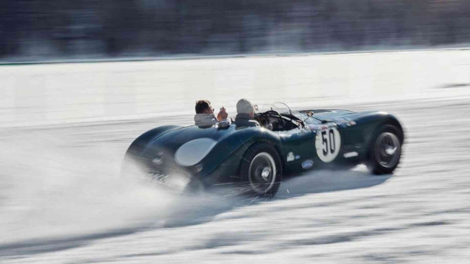Sul lago ghiacciato sfilano le auto più eleganti del mondo
