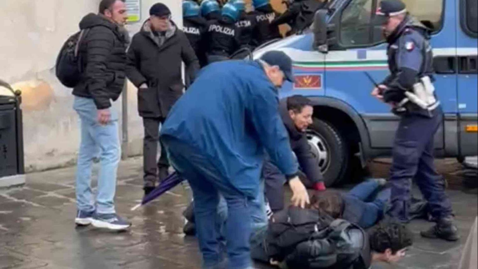 Mattarella a Piantedosi: manganellare i ragazzi è un fallimento