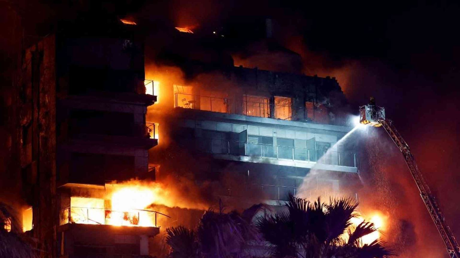 Maxi incendio a Valencia, dieci morti