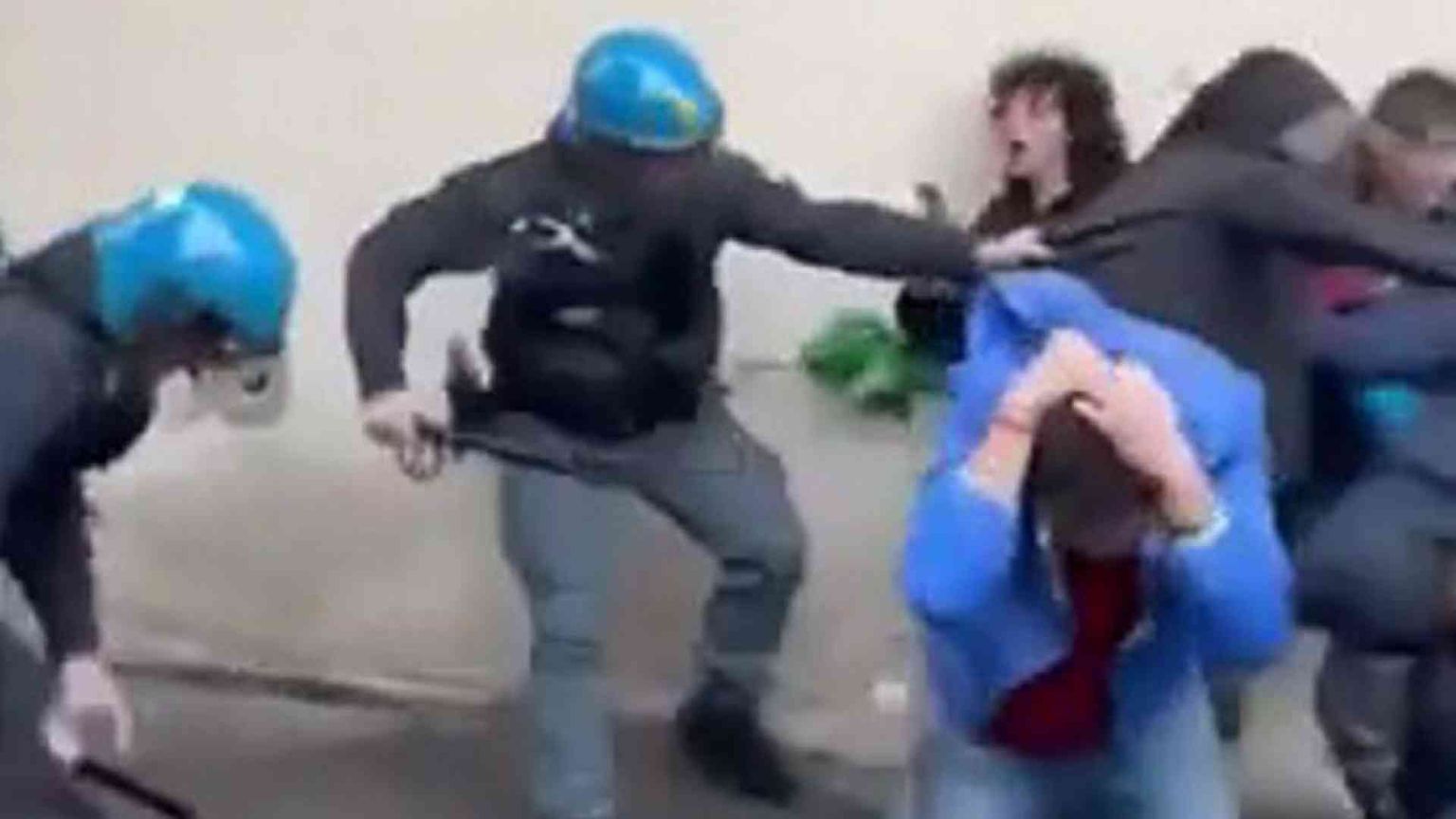 Meloni: narrazione falsa. Piantedosi: mediazione rifiutata dalla piazza