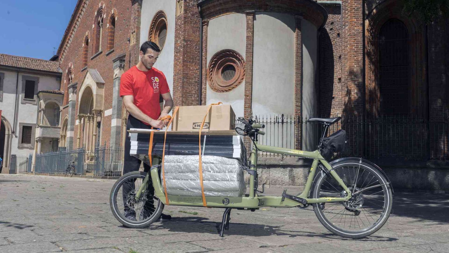 La consegna arriva in bici: il metodo So.De ha convinto pure Ikea