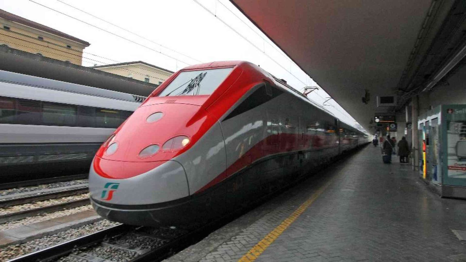 Solo due bagagli sui treni, anzi no. Trenitalia sospende le nuove regole
