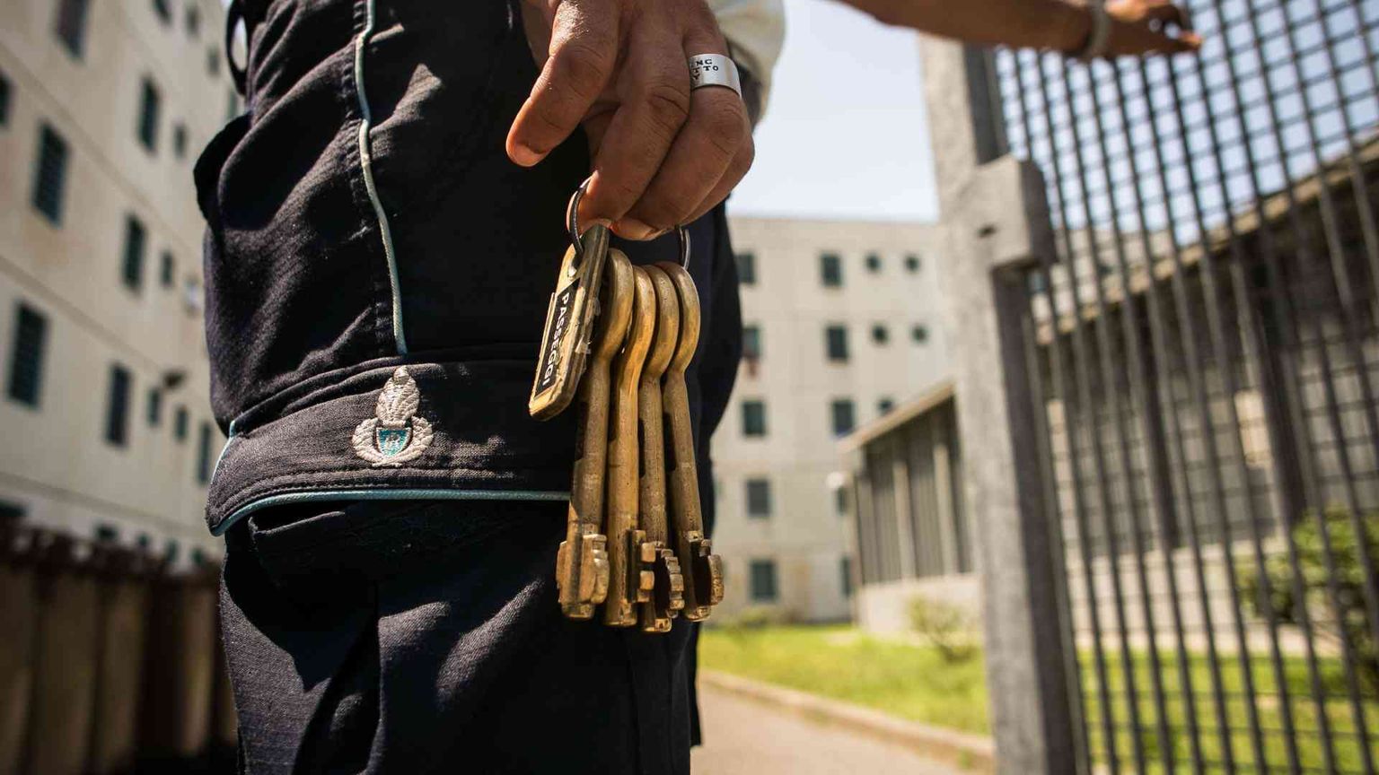 Aggressioni e turni massacranti: vite dimenticate degli agenti penitenziari