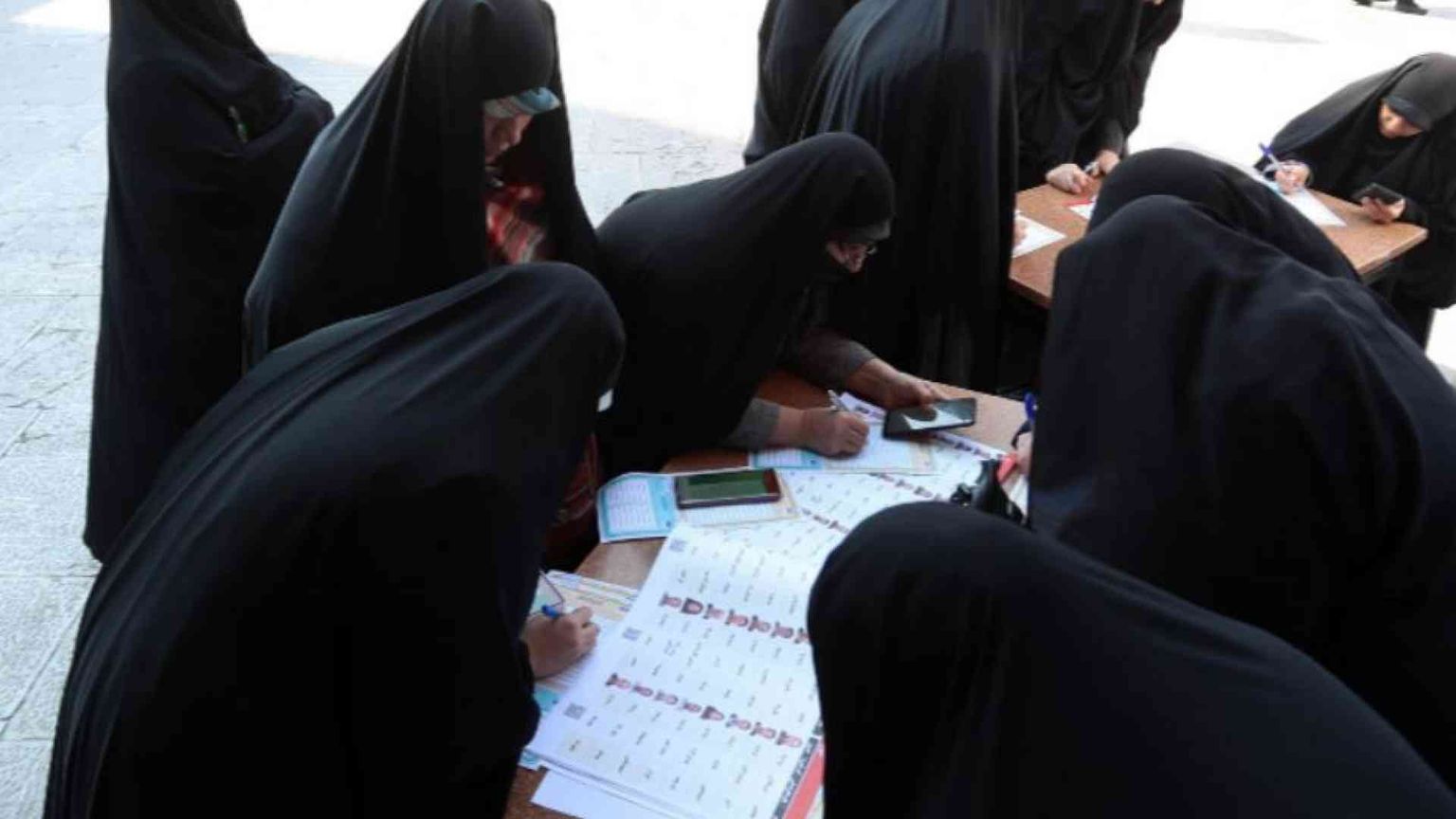 Iran, l'ayatollah Khamenei chiama al voto. Forte il fronte del no