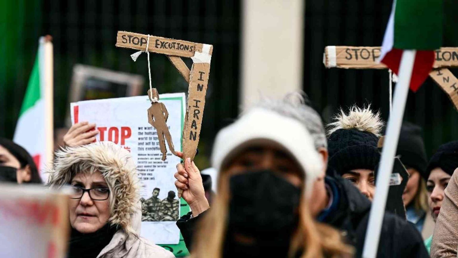 La repressione delle proteste scatena il boia in Iran: 834 impiccati nel 2023