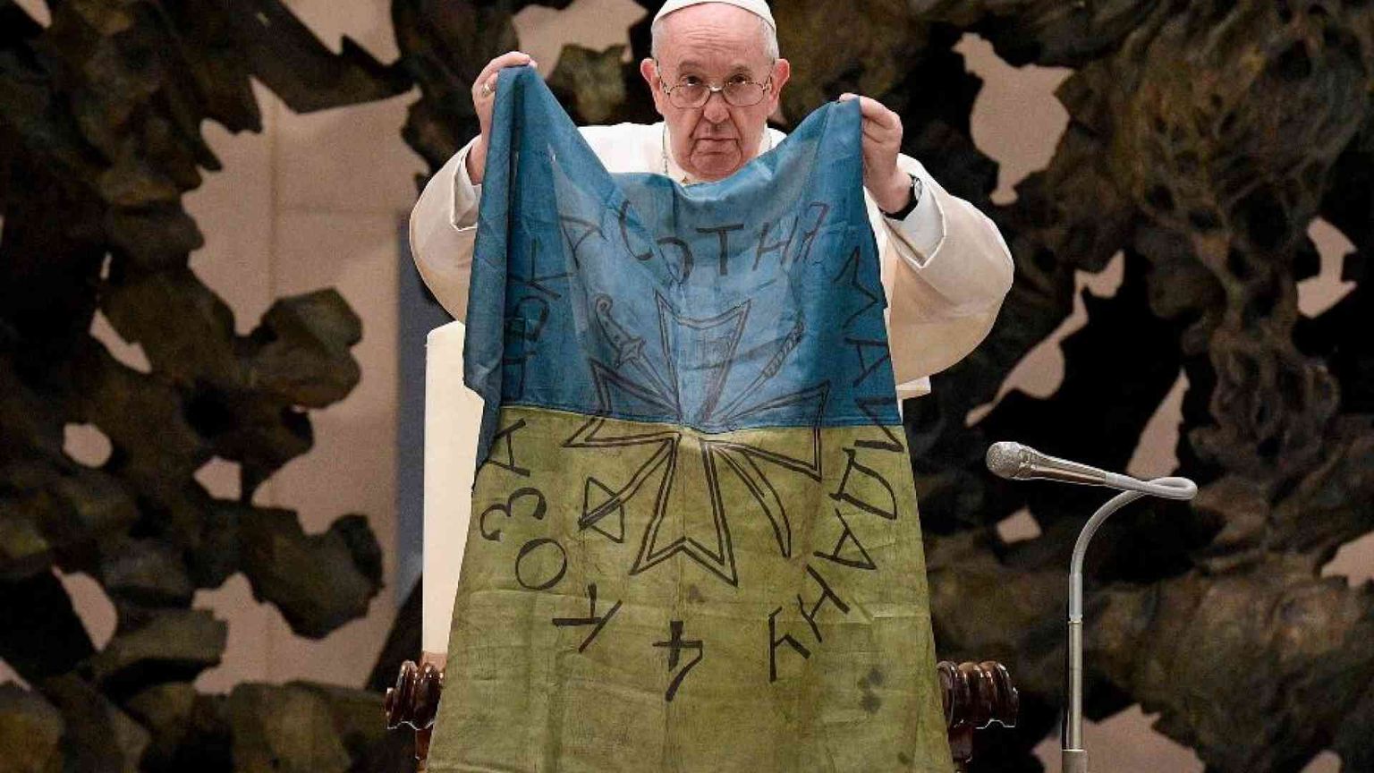 La forza del negoziato e le parole del Papa. Cosa significa “bandiera bianca”