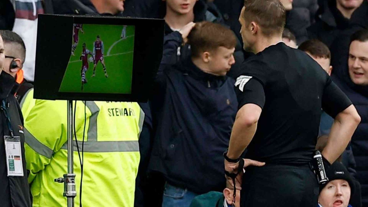 L'arbitro spiega perché ha annullato un goal. E viene sommerso dai fischi