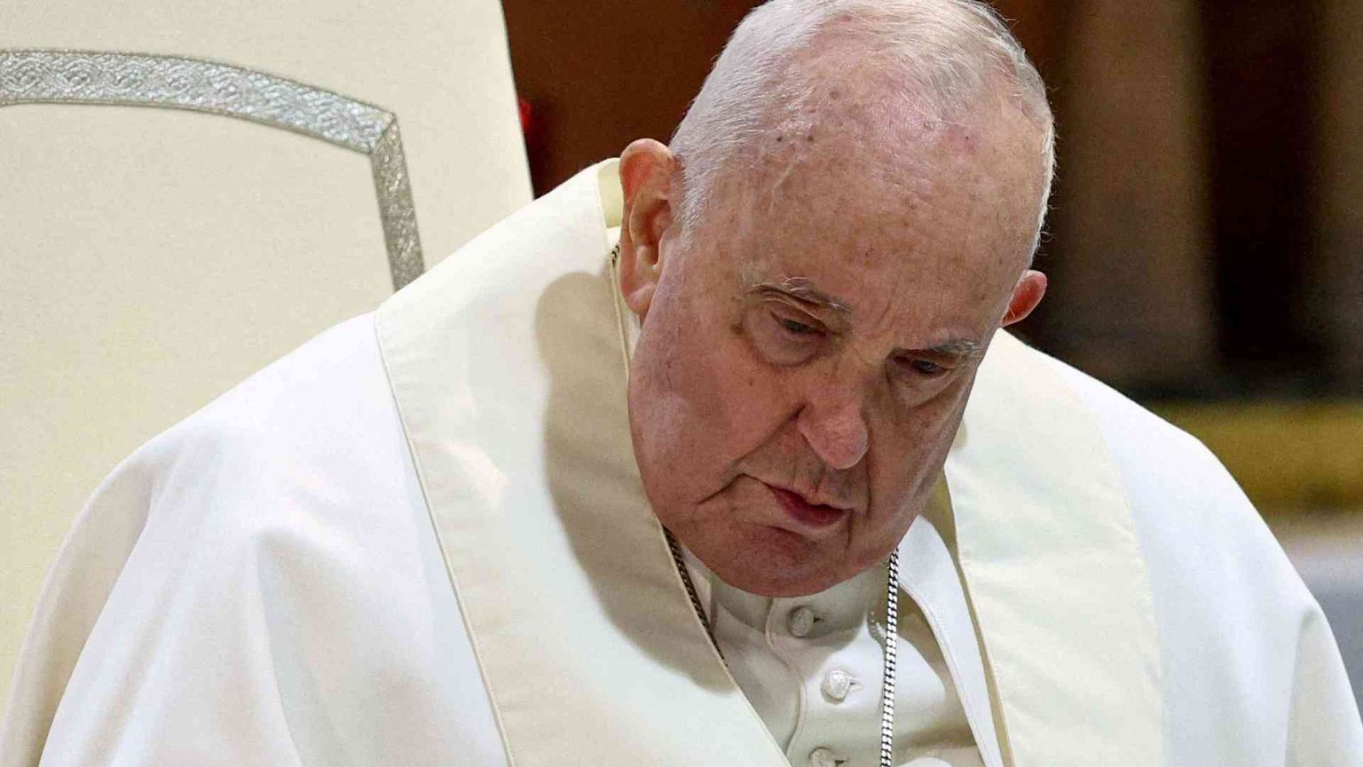 Il Papa: sradicare le situazioni che proteggono chi compie gli abusi