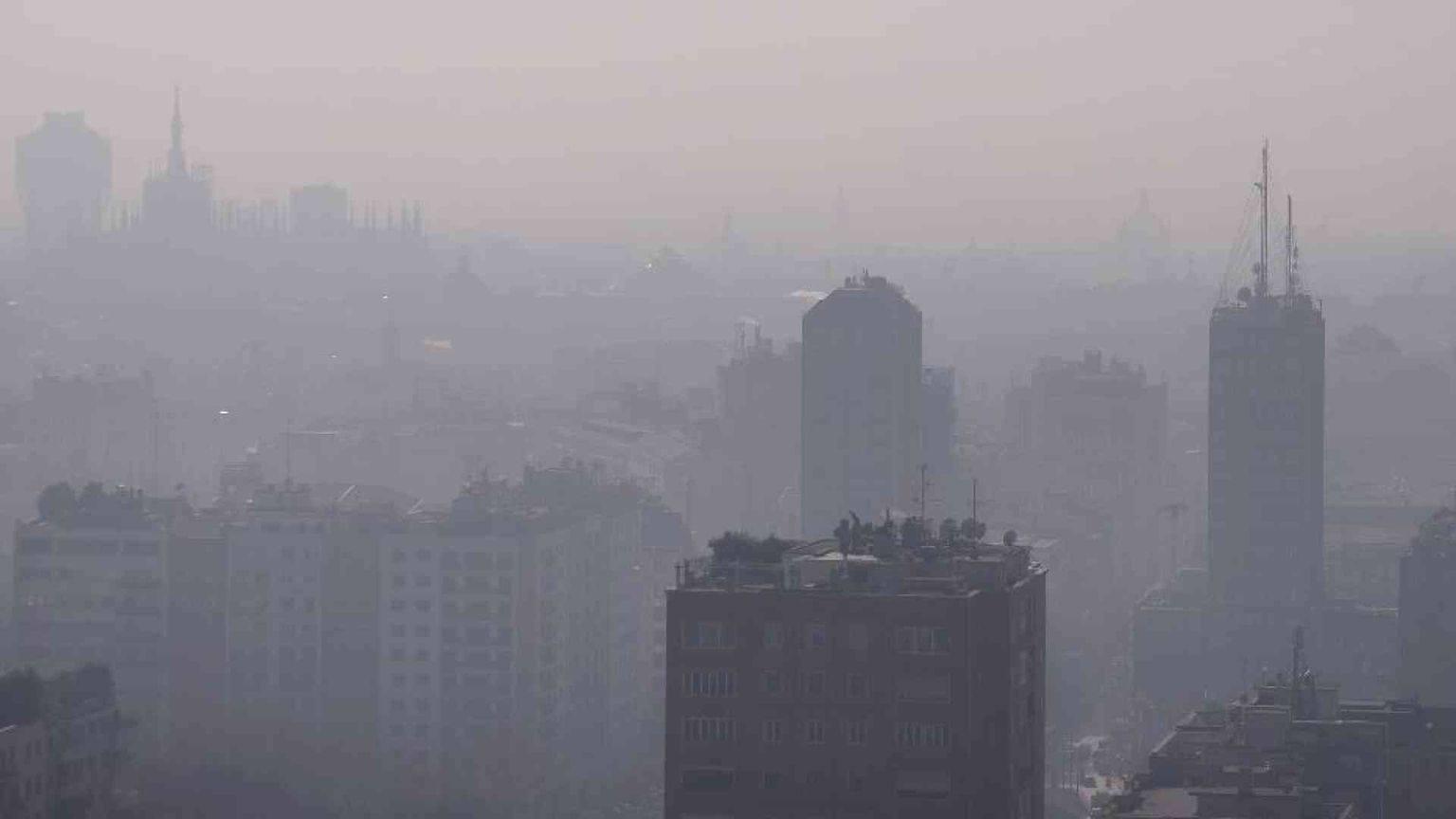 Milano e quel record di aria inquinata. Ma non ci paralizzi l'infodemia