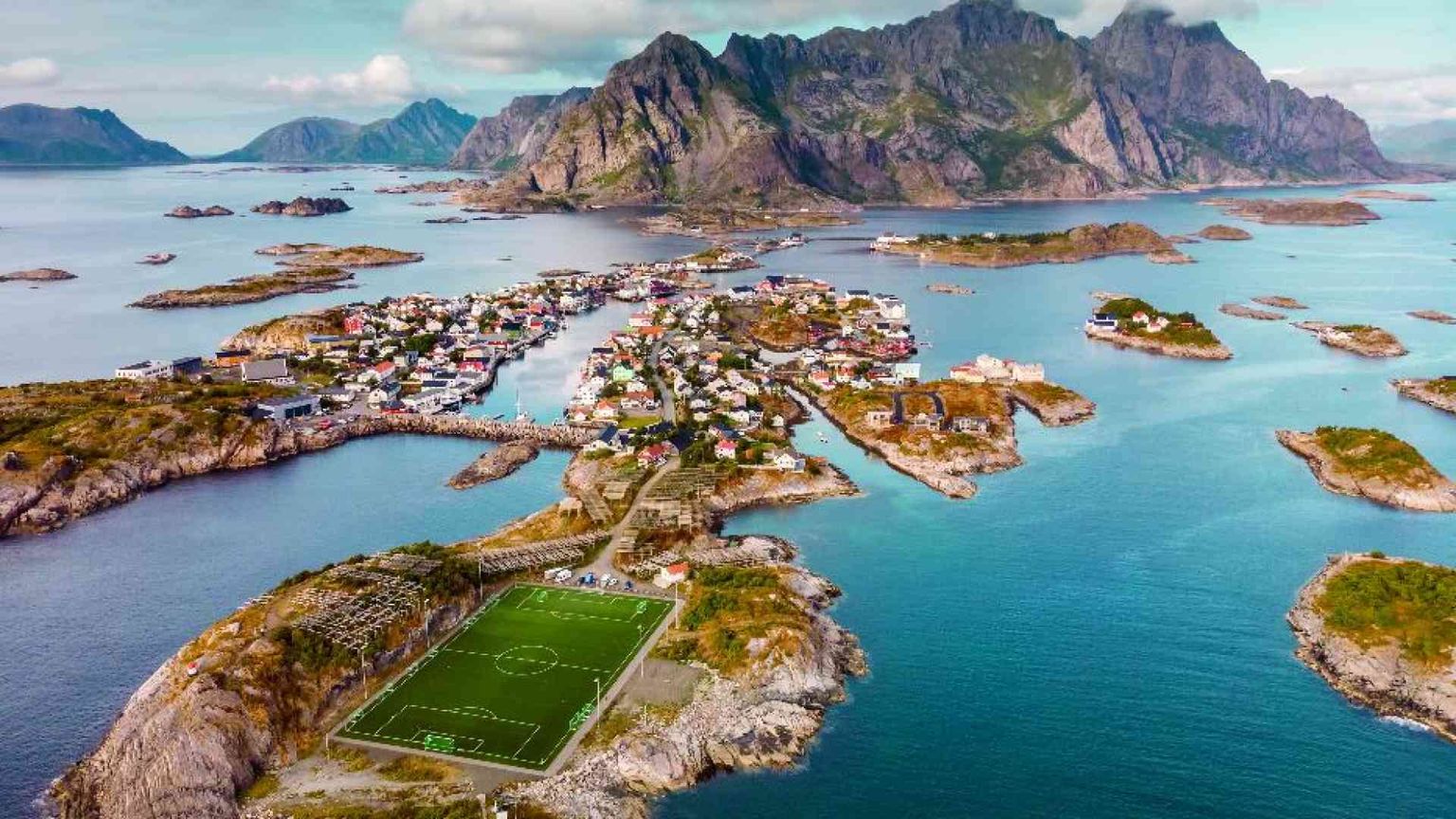 Dalla Groenlandia alle Piramidi, tutti gli stadi più impensabili del pianeta