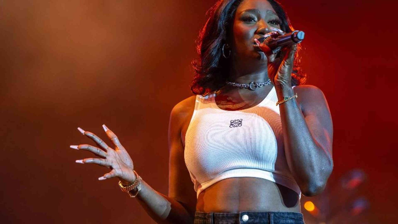 La “regina del pop” Aya Nakamura è bersagliata dai razzisti