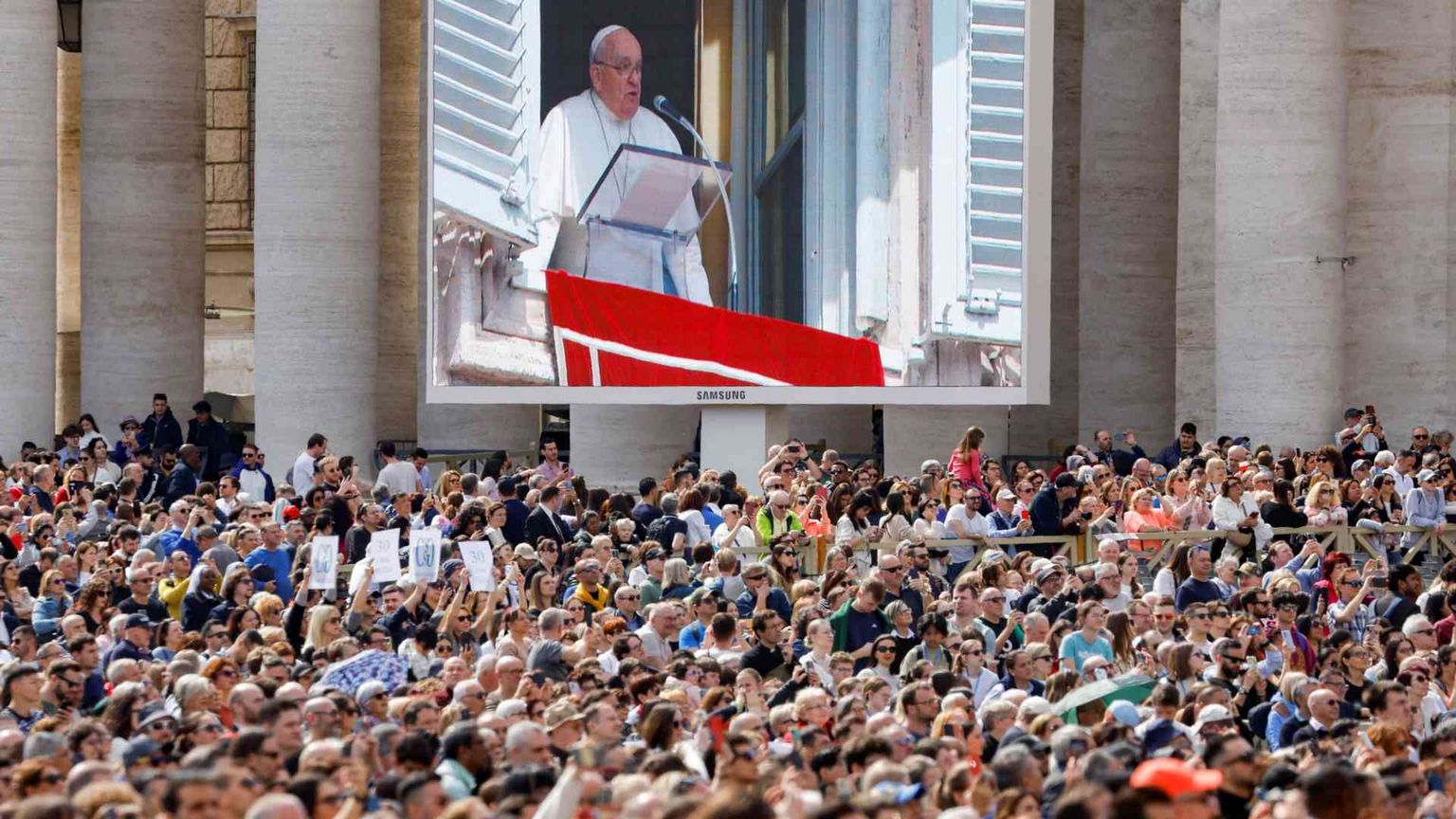 Il Papa: «Gloria di Dio sulla croce, non nel successo». E prega per la pace