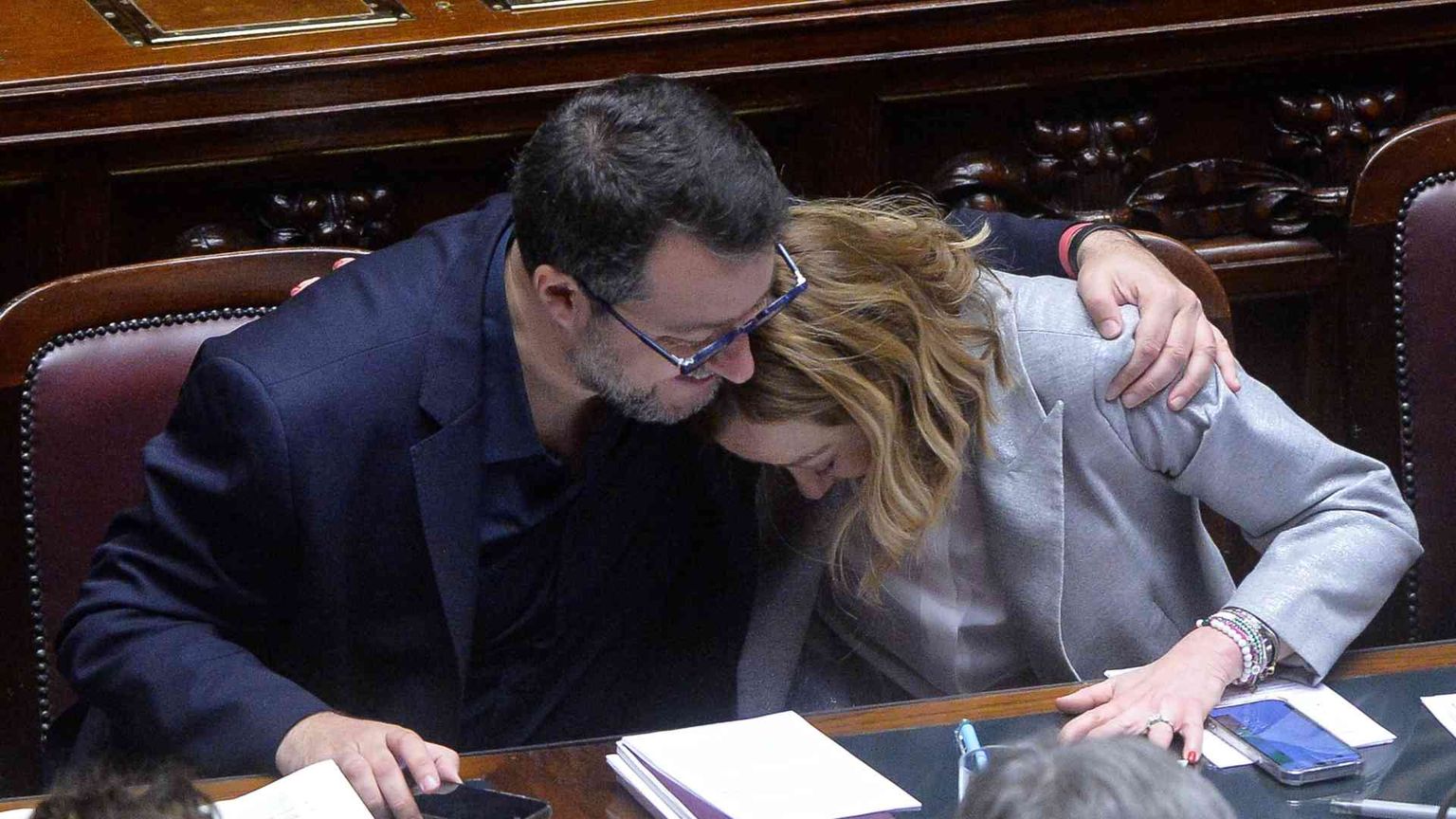 Abbraccio tra Meloni e Salvini (che poi se ne va). «Ucraina, contano le scelte»