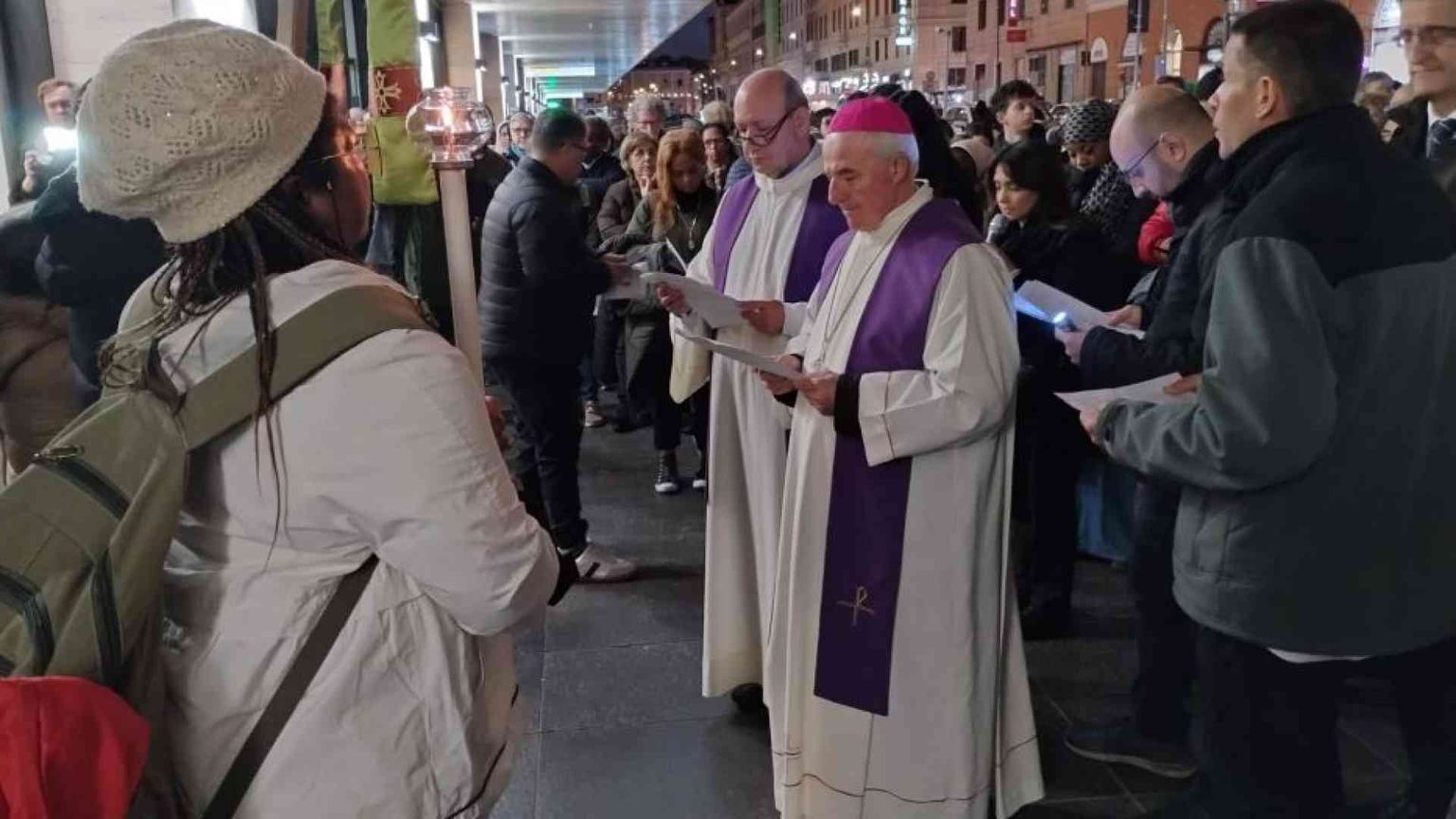 La Via Crucis dei senza dimora davanti alla Stazione Termini