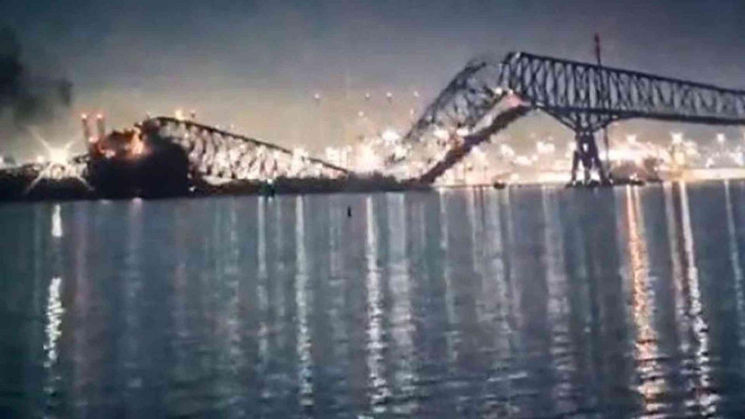 La nave, l'urto contro il pilone, il crollo del ponte: cosa è successo a Baltimora