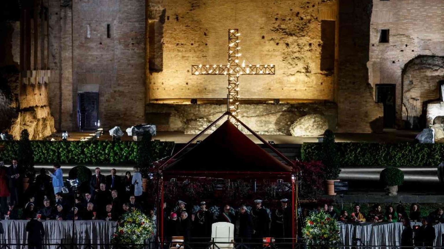 La Via Crucis senza il Papa al Colosseo: «Cristo negli umiliati»