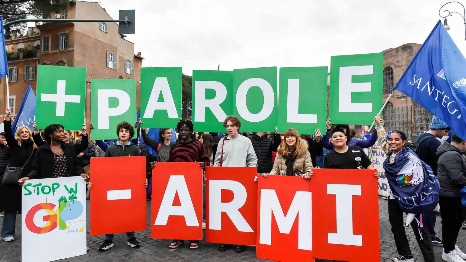 Bandiere bianche di pace e corpi civili. «Si apra il negoziato»