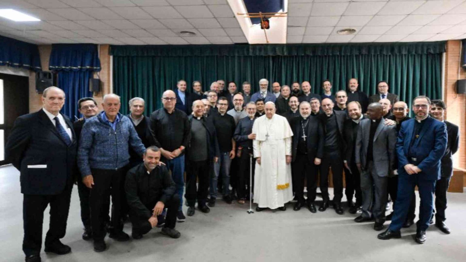 Il Papa in mezzo ai "suoi" preti di periferia