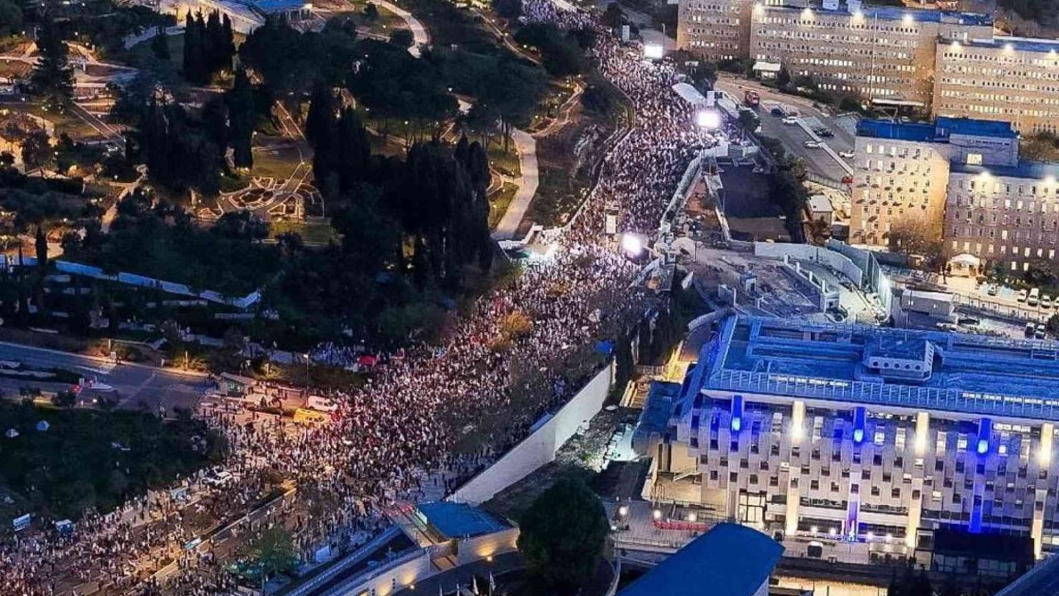 Netanyahu accusato da ex 007 e generali: «Impedisce il ritorno degli ostaggi»