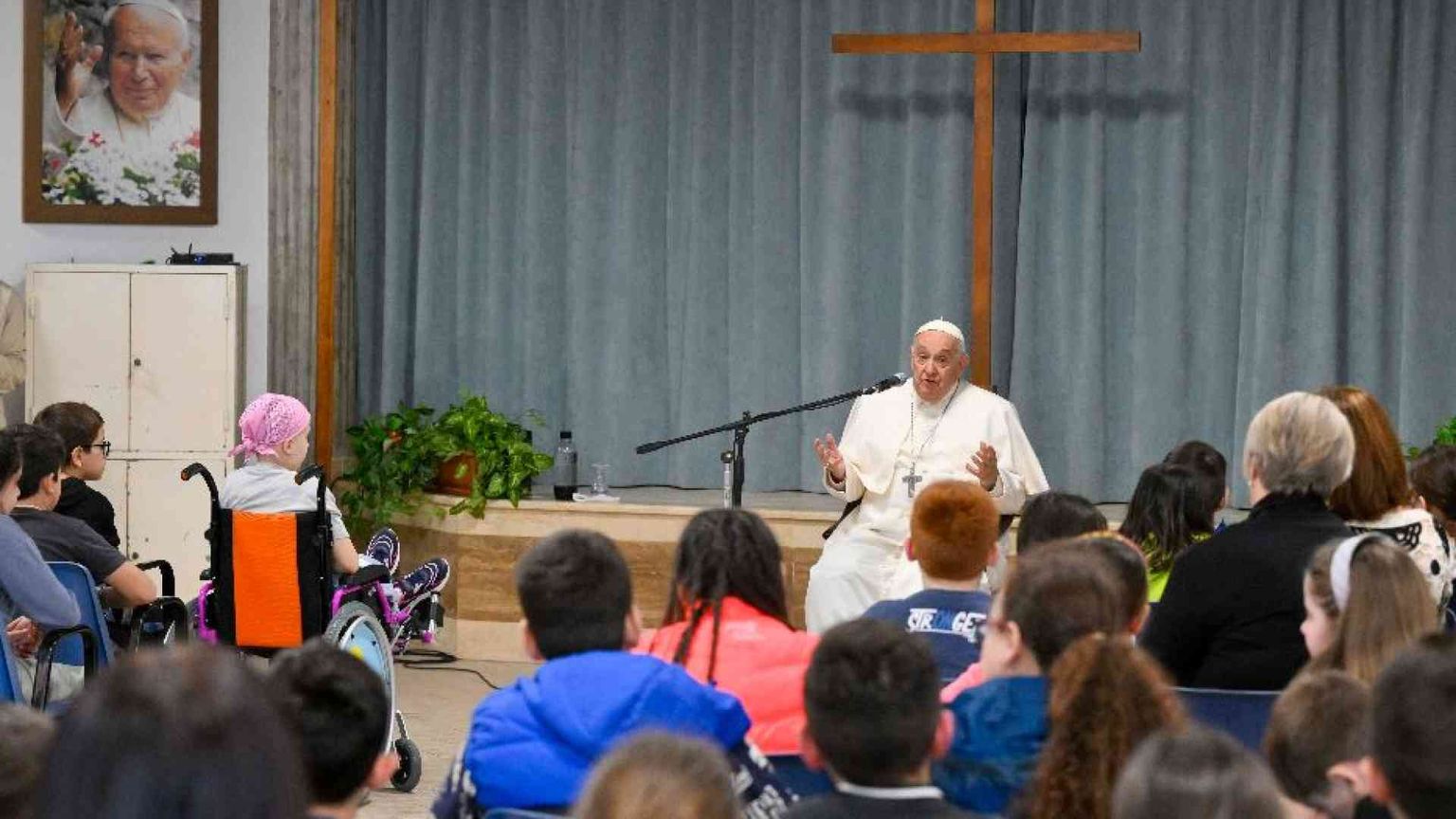 Il Papa catechista tra i bambini: bisogna imparare a chiedere scusa