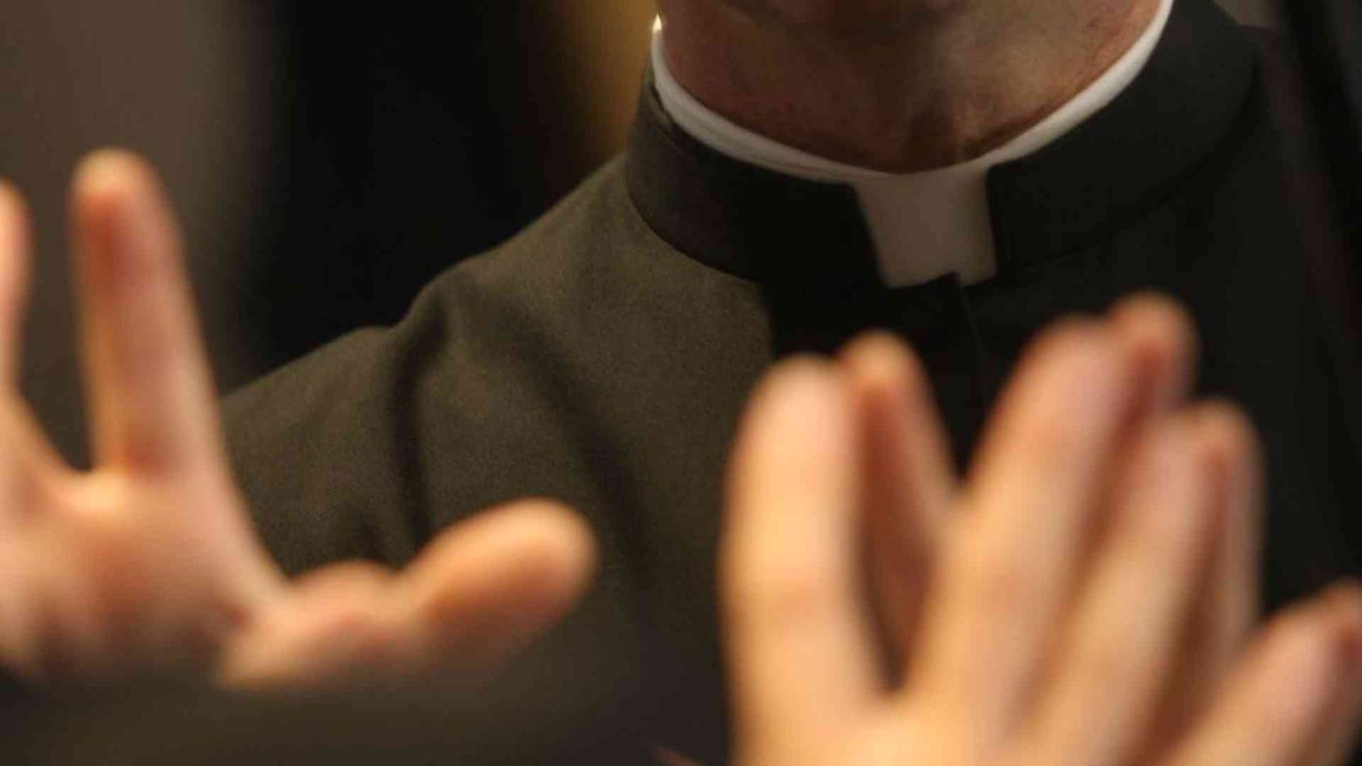 Preti, la relazione affettiva con l'altro sesso? Passa dall'amore celibe